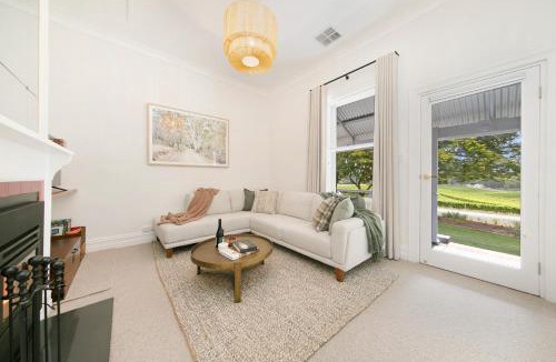 Carey Gully House | Adelaide Hills Luxury Cottage - The Gladys