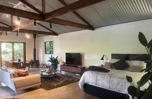 Booroobin House | Studio@Mimburi. Eco-luxe studio and amazing views!