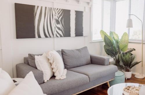 Mooloolaba House | Pet-Friendly Home with Big Yard 300m to Dog Beach Walk to Restaurants