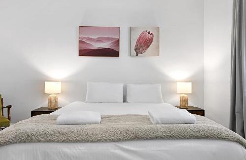 Bathurst House | Dunkley House - Large CBD Heritage Home, Sleeps 10