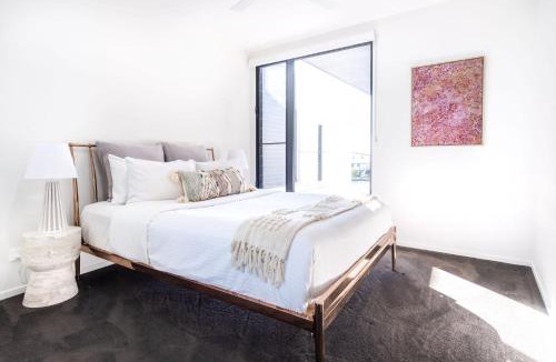 Birtinya House | Luxury Lakeside Living at Birtinya