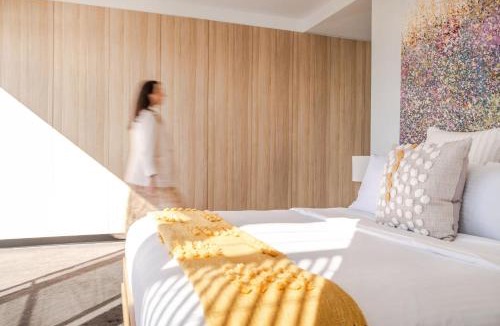 Birtinya House | Luxury Lakeside Living at Birtinya