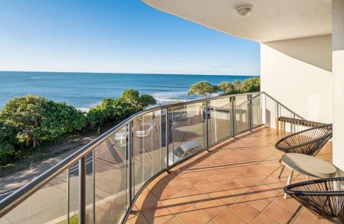 Moffat Beach Apartment | Ocean Front Views with Rooftop Terrace