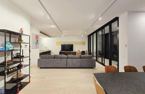 Carlton South Apartment | City Private Luxurious penthouse 3b2b Apt 202sqm