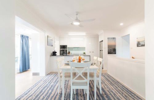 Moffat Beach Apartment | Moffat Beach Coastal Contemporary Unit A