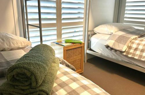 Halls Head House | Seaside Beach House, luxury 3x2, fire pit, secure garden, pet friendly, sleeps 8, opp cafe