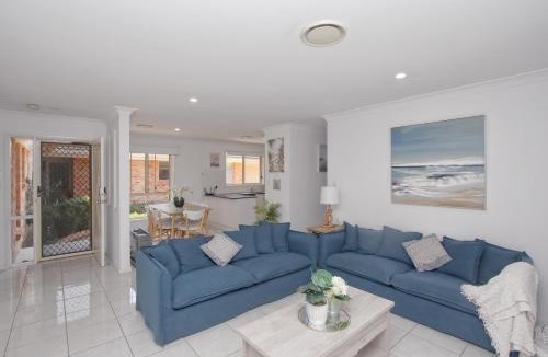 Ettalong Beach Villa | Gorgeous villa 5min walk to beach KING BED