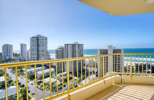 Main Beach Apartment | Retro Main Beach Hidden Gem with Waterfront Views