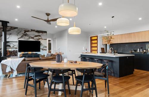 Booroobin Ski Chalet | The Ridge at Maleny Deluxe Residence - Panoramic Valley Views