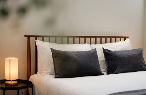 Footscray Apartment | A River-side 2bdm Footscray Oasis + Parking