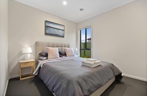 Lake Gardens House | Ballarat Modern Oasis, Stylish 3 bedroom 2 bathroom Retreat, Newly build, New appliances, beds and furniture, Walking distance to Shopping mall
