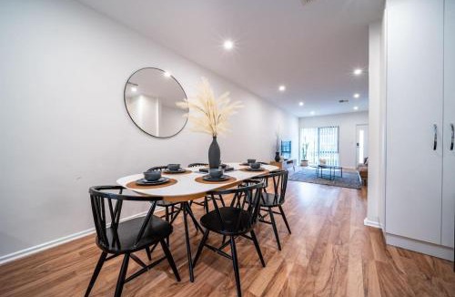Brompton House | Black Oak at Brompton – Contemporary Parkside Stay