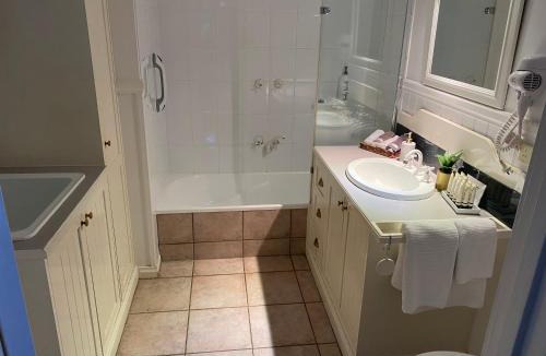 Traralgon Bed & Breakfast | Creek Cottage Bed and Breakfast Traralgon