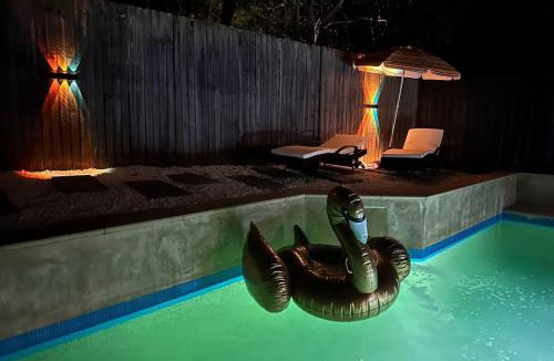 Marsfield House | Work and Unwind Retreat King Bed Love Heart Hot Tub for 2 Game Room Cinema on the bed 500Mbps WiFi Ideal for Business Couples and Special Events