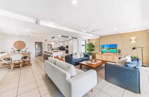 Alexandra Headland House | Alex Beach House, 100 steps to the sand, with ocean views