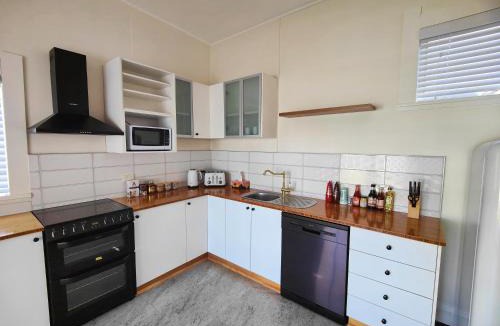 Invermay House | Three Bedrooms Hermay Cottage with Free Parking and 5 minutes drive to Launceston near museum