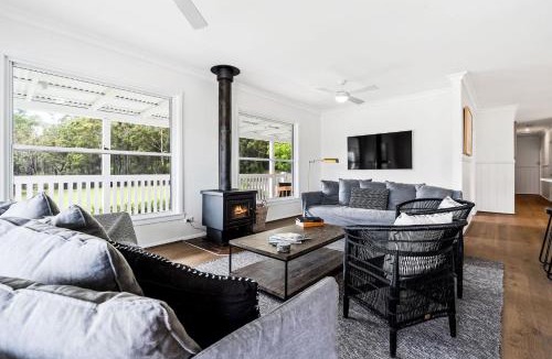 Woodstock House | Woodstock Retreat Milton - Private Pool & Wood Fireplace