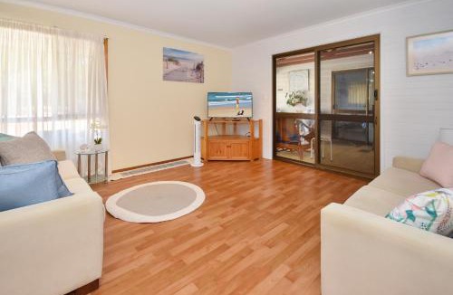 Warana House | Beach House Getaway - Family & Pets ZB6