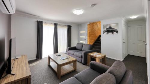 Young Hotel | Colonial Motel & Apartments