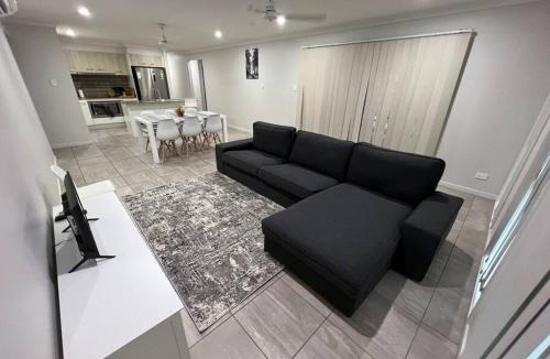 Ningi House | Beautiful 4 bdr house - Sandstone point, Bribie