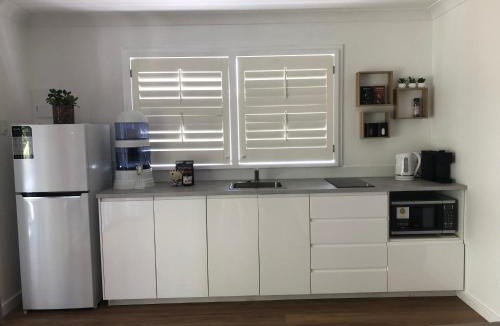 Marks Point Bed & Breakfast | Lakeside Bungalow