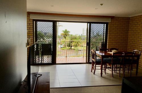 Alexandra Headland Apartment | SeascapeatAlexBeach Budget Accomodation