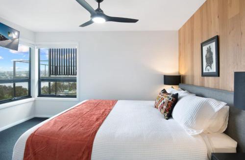 East Jindabyne House | Black Diamond Retreat - Luxury 3BR Home l Lake Views l Fire Pit l WiFi l Bath