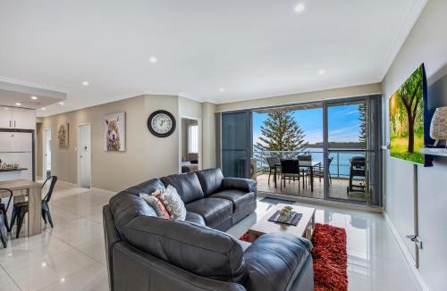 The Entrance Apartment | Lakeside Waterfront Apartment The Entrance