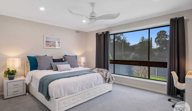 LUX ENTIRE 4bds HOME PERFECT FOR KIDS BUSINESS TRAVELS CLOSE CBD LAKE GOLD MINES in North Bendigo