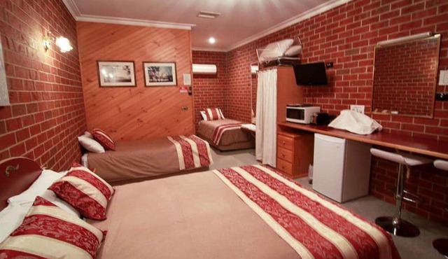 The Elms Motor Inn