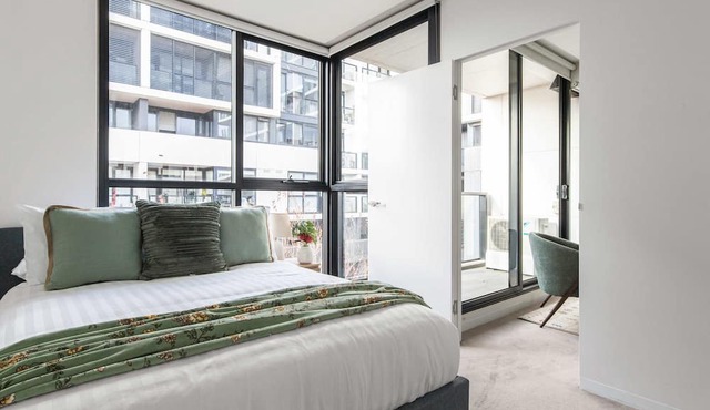Modern 2BR Apt by the Yarra River