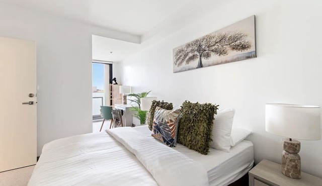 A Lux 2BR Apt Next to Melbourne Uni, Free Parking