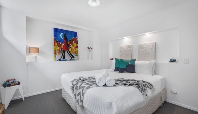 Cosy Cottesloe - 2 Bedroom Unit - Free Parking - Lindisfarne