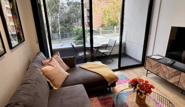 Cosmo Stays- Beautiful Boutique 2BR Apartment Perfect Location. Free Parking.