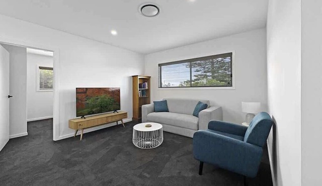Village Seaside Retreat - Modern, Walk to Beach