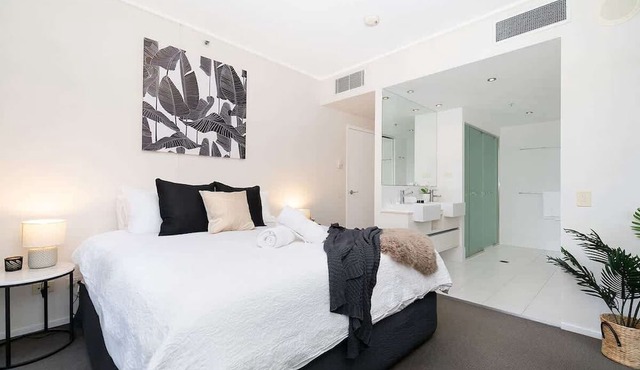 Luxury 3 Bedroom River View Apartment Brisbane City
