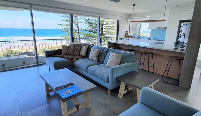 The Penthouse - Amazing Ocean Views, Opposite Beach & Park, Wi-Fi & Parking