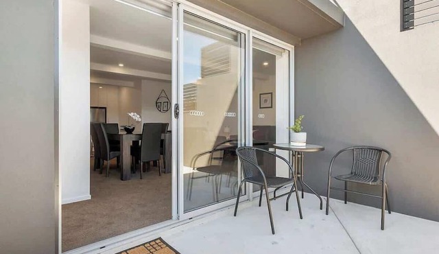 "The Retreat" with car park 10 min to CBD/Airport.