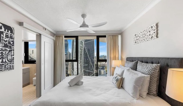 Surfers Paradise Beachfront Pool and Views