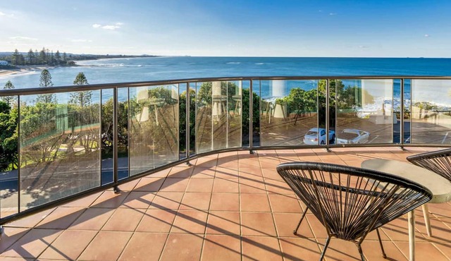 Oceanfront Views at Moffat Beach + Rooftop Terrace