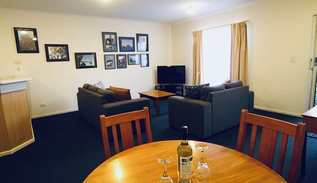 Prime Location | North Adelaide 2BR Apt, Melbourne St | Courtyard |Near CBD Events + Private Parking