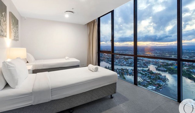Circle on Cavill– 5 Bed Family Sub Penthouse Ocean