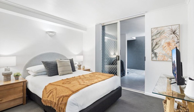 Comfy 2-Bed with Pool and Secure Parking