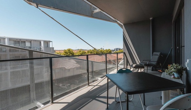 Lonsdale St 1-Bed Unit with Study Area and Parking