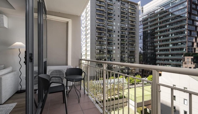 Spacious 3-Bed Apartment in Melbourne CBD