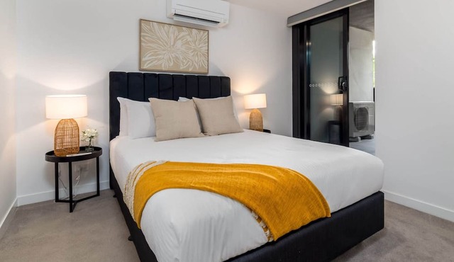 Chic 3-Bed in Central with Pool, Sauna and Gym