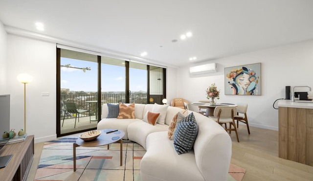 Sleek Inner-City 2-Bed with Swimming Pool & BBQ