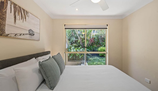 Spacious 4-Bed Family Retreat with Pool