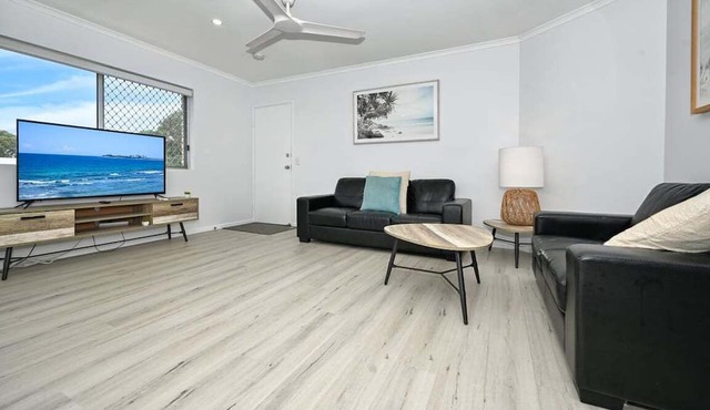 Bradman Ave Gem: River Views & Outdoor Activities