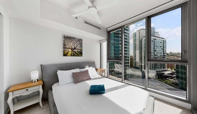 Hamilton Harbour - 1B Apt